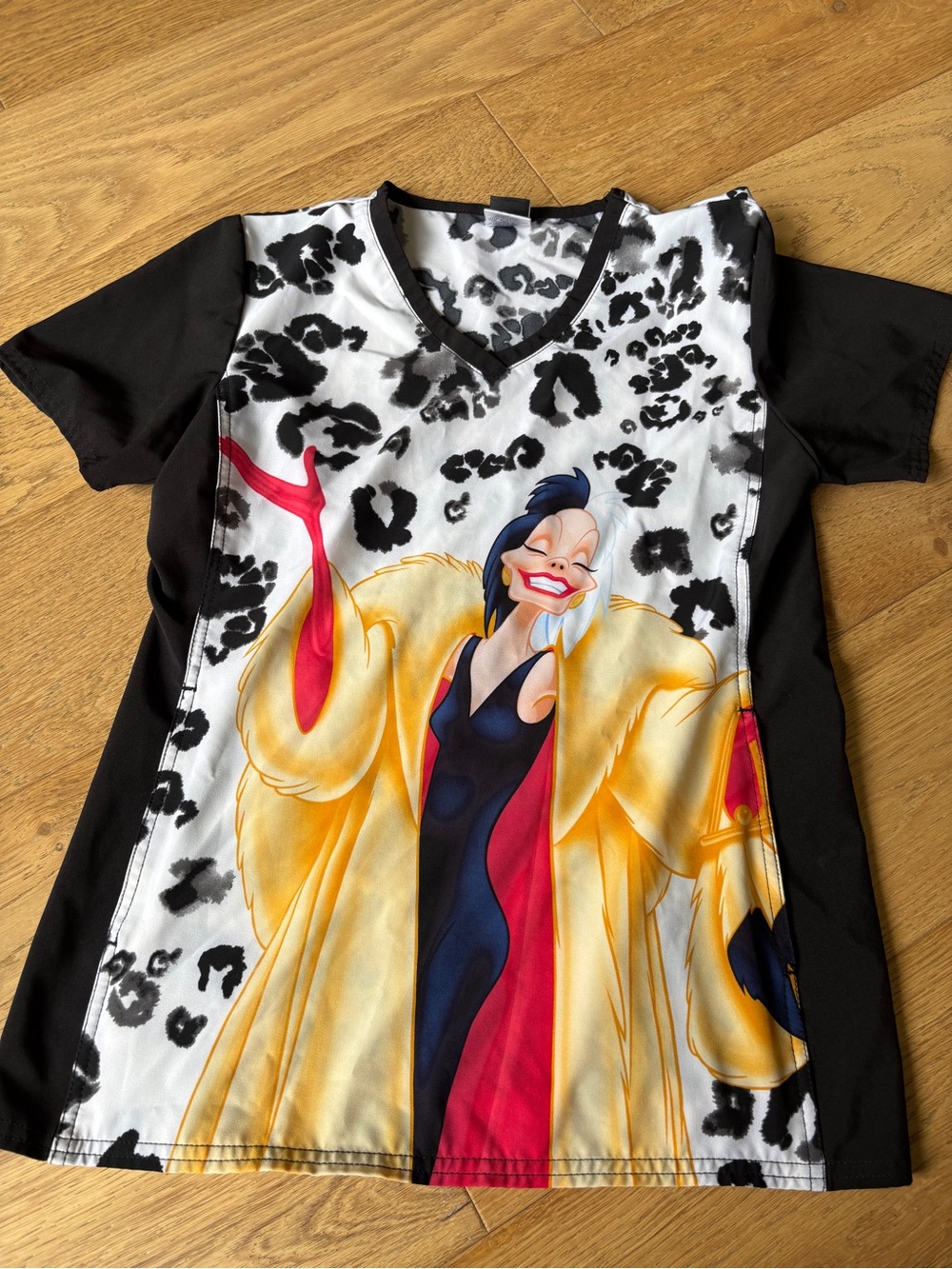 Disney 101 dalmations cruella de vil scrub top womens XS